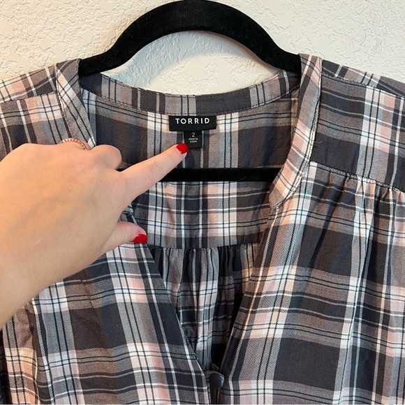 Women’s Torrid pink and gray plaid button front peplum blouse size 2X - Picture 3 of 5